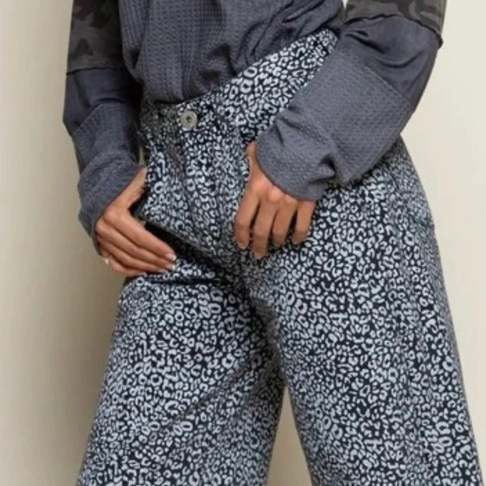 POL Wide Leg Leopard Print Pants - Picture 5 of 6